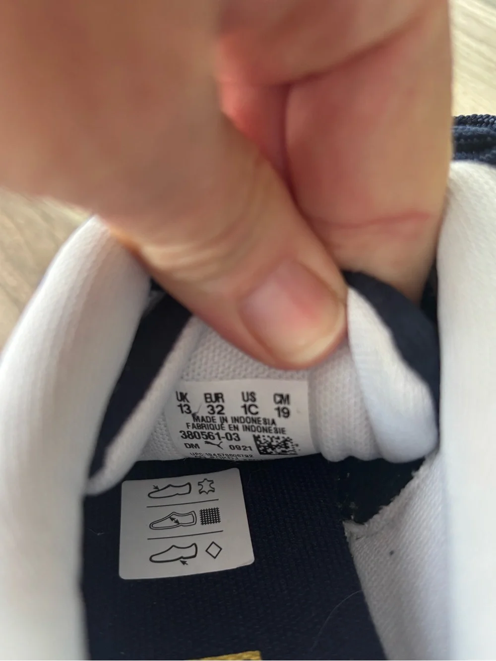 Puma Kids Suede Sneakers - Navy and White size 1C